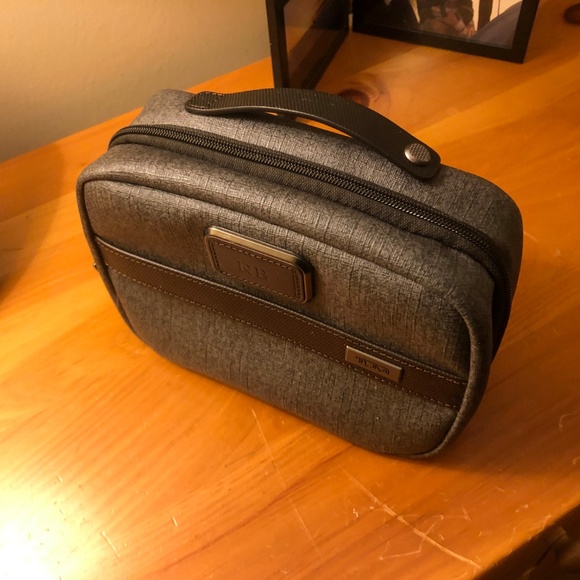 Tumi Alpha 2 Travel Kit **EXCELLENT Cond.* - Picture 4 of 7